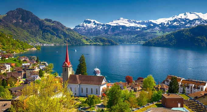 Hồ Lucerne thu hút du khách bởi phong cảnh đẹp như tranh. Cây cầu gỗ Chapel cổ nhất châu Âu vắt qua con sông Reuss. Ảnh: Scubadiverlife.