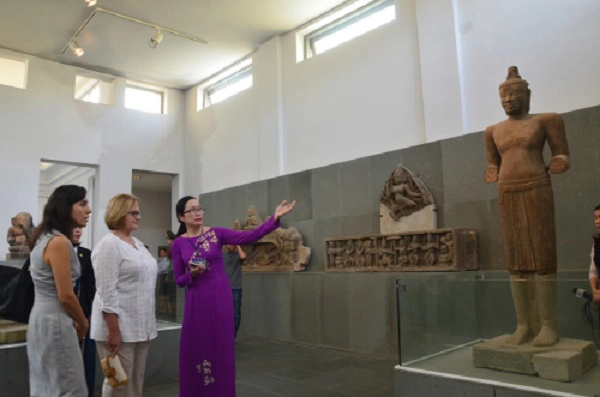 Bảo tàng Chăm cũng là nơi ghé thăm của các phu nhân lãnh đạo APEC đến Đà Nẵng hồi tháng 11. Bảo tàng Chăm cũng là nơi ghé thăm của các phu nhân lãnh đạo APEC đến Đà Nẵng hồi tháng 11.