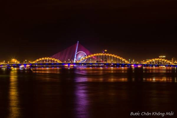 Những cây cầu ở Đà Nẵng rực rỡ hơn về đêm.
