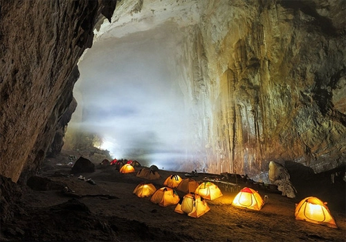 Hang Sơn Đoòng qua ống kính nhiếp ảnh gia Thụy Sĩ Urs Zihlmann. Hang Sơn Đoòng qua ống kính nhiếp ảnh gia Thụy Sĩ Urs Zihlmann.
