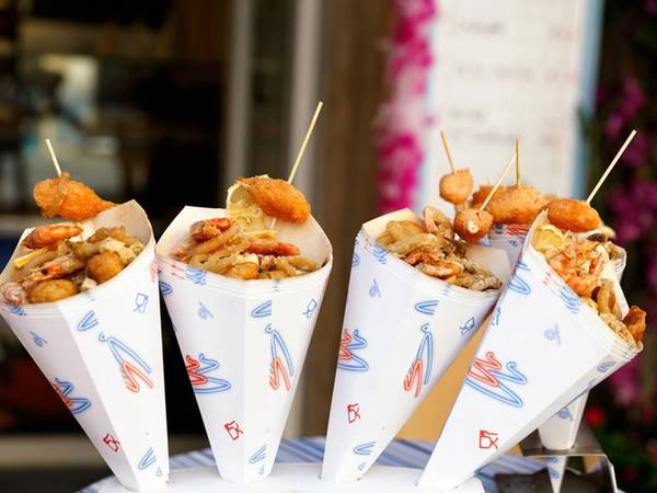Pesce fritto al cono gồm các loại hải sản tươi được chiên lên và đựng trong những phễu giấy. Món ăn này rất phổ biến ở các thành phố cảng tại Italy. Hải sản rất tươi được lấy trực tiếp từ thuyền đánh cá mỗi buổi sáng, rồi lăn qua bột và rán ngay trước mặt khách. Tùy vào loại hải sản đánh bắt được trong ngày mà món ăn có thành phần khác nhau, đôi khi là những con cá nhỏ, đôi khi là tôm và mừng. Trước khi ăn, thực khách vắt chanh rồi bốc bằng tay. Pesce fritto al cono gồm các loại hải sản tươi được chiên lên và đựng trong những phễu giấy. Món ăn này rất phổ biến ở các thành phố cảng tại Italy. Hải sản rất tươi được lấy trực tiếp từ thuyền đánh cá mỗi buổi sáng, rồi lăn qua bột và rán ngay trước mặt khách. Tùy vào loại hải sản đánh bắt được trong ngày mà món ăn có thành phần khác nhau, đôi khi là những con cá nhỏ, đôi khi là tôm và mừng. Trước khi ăn, thực khách vắt chanh rồi bốc bằng tay.