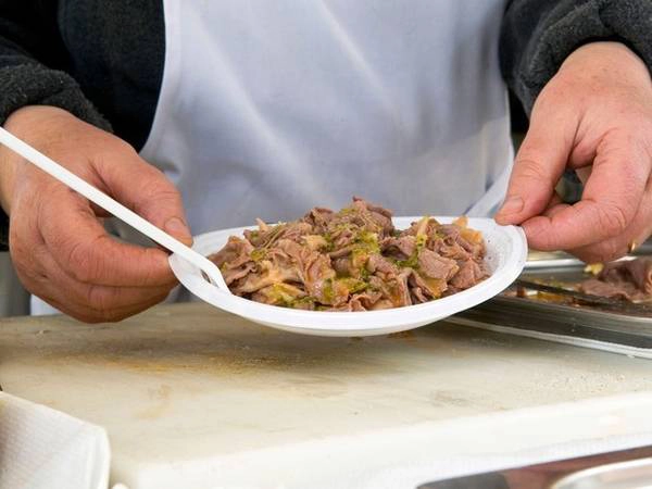 Lampredotto là món dạ dày bò được nấu trong súp cà chua, hành tây, cần tây và mùi tây tạo hương vị vô cùng quyến rũ. Lampredotto có thể ăn riêng trên đĩa hoặc cho vào bánh sandwich. Lampredotto là món dạ dày bò được nấu trong súp cà chua, hành tây, cần tây và mùi tây tạo hương vị vô cùng quyến rũ. Lampredotto có thể ăn riêng trên đĩa hoặc cho vào bánh sandwich.