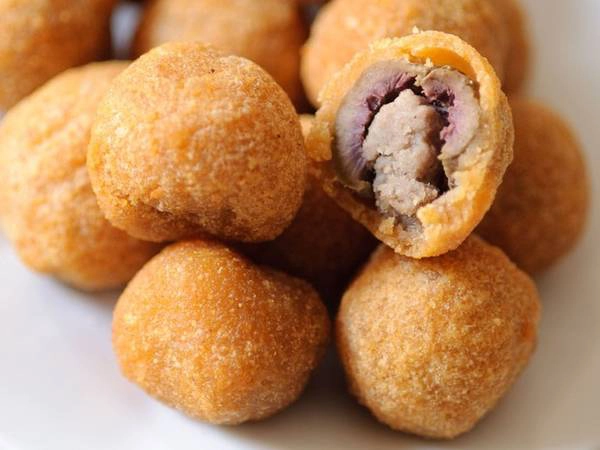 Oliive all’ascolana là món bánh tròn với lớp bột mì giòn tan bên ngoài, bên trong là thịt xay tẩm ướp gia vị hoặc phô mai. Oliive all’ascolana là món bánh tròn với lớp bột mì giòn tan bên ngoài, bên trong là thịt xay tẩm ướp gia vị hoặc phô mai.