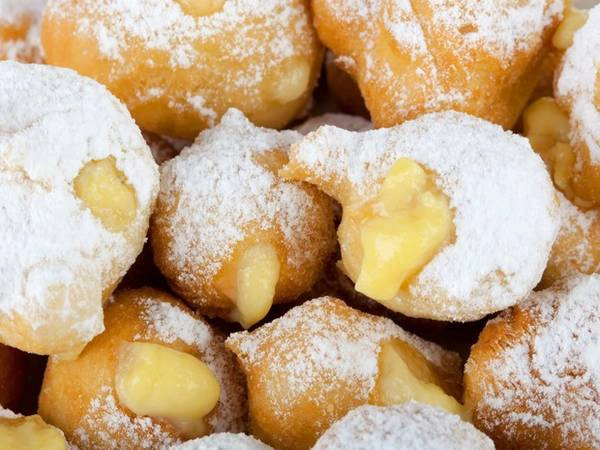 Nếu bạn từng ghé một tiệm bánh ở Italy, chắc hẳn bạn đã nếm thử món bánh Zeppole. Món này được cho là có nguồn gốc từ Naples, là viên bột tròn chiên lên, bên trong là nhân thạch, trứng, kem hoặc chocolate, đựng trong túi giấy. Nếu bạn từng ghé một tiệm bánh ở Italy, chắc hẳn bạn đã nếm thử món bánh Zeppole. Món này được cho là có nguồn gốc từ Naples, là viên bột tròn chiên lên, bên trong là nhân thạch, trứng, kem hoặc chocolate, đựng trong túi giấy.