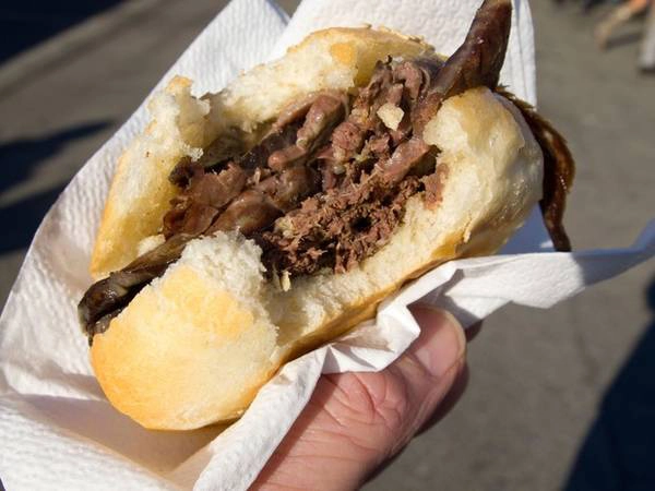 Pani ca meusa là món bánh sandwich truyền thống của vùng Sicily, với nhân là phổi và lá lách bê cắt nhỏ hòa quyện với phô mai caciocavallo tạo nên một hương vị tuyệt vời. Pani ca meusa là món bánh sandwich truyền thống của vùng Sicily, với nhân là phổi và lá lách bê cắt nhỏ hòa quyện với phô mai caciocavallo tạo nên một hương vị tuyệt vời.