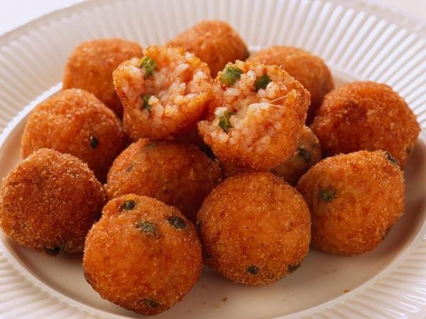 Arancini theo tiếng Italy nghĩa là trái cam nhỏ. Những viên cơm vỏ giòn tan, nhân béo ngậy với phô mai, đậu, gà hoặc bò xay. Món ăn này có nguồn gốc từ vùng Sicily vào thế kỷ 10. Thực khách chỉ cần mua 2 hoặc 3 viên, ăn kèm nước xốt tangyarrabiata là đã đủ bữa. Arancini theo tiếng Italy nghĩa là trái cam nhỏ. Những viên cơm vỏ giòn tan, nhân béo ngậy với phô mai, đậu, gà hoặc bò xay. Món ăn này có nguồn gốc từ vùng Sicily vào thế kỷ 10. Thực khách chỉ cần mua 2 hoặc 3 viên, ăn kèm nước xốt tangyarrabiata là đã đủ bữa.