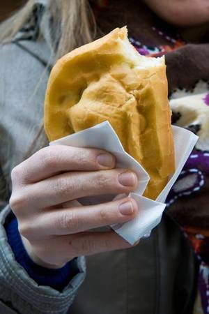 Panzerotti là loại bánh hình bán nguyệt với lớp bột mềm, bên trong là phô mai và cà chua. Panzerotti là loại bánh hình bán nguyệt với lớp bột mềm, bên trong là phô mai và cà chua.
