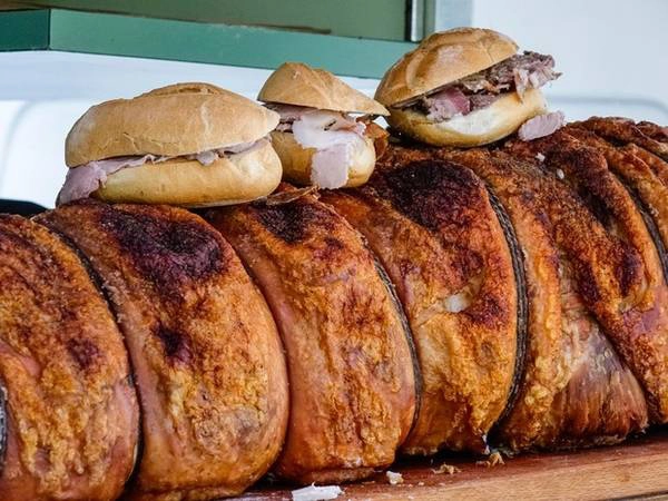 Panino con porchetta thường được bán trong những chiếc xe sơn màu trắng ở Umbria, Tuscany, Lazio, và Abruzzo. Thịt lợn porchetta được rút xương rồi ướp muối và các loại gia vị, sau đó cuộn lại và nấu nhỏ lửa. Thịt được thái thành những miếng thơm lừng, mềm mượt, có thể kẹp trong những chiếc bánh mì giòn rụm gọi là Panino. Panino con porchetta thường được bán trong những chiếc xe sơn màu trắng ở Umbria, Tuscany, Lazio, và Abruzzo. Thịt lợn porchetta được rút xương rồi ướp muối và các loại gia vị, sau đó cuộn lại và nấu nhỏ lửa. Thịt được thái thành những miếng thơm lừng, mềm mượt, có thể kẹp trong những chiếc bánh mì giòn rụm gọi là Panino.