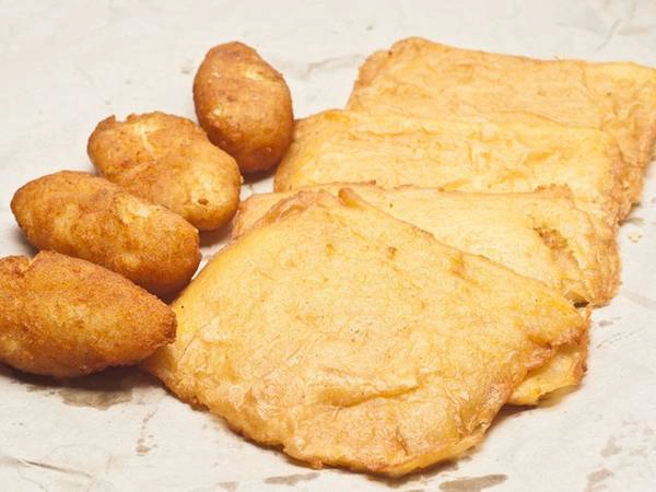 Panelle có lẽ là loại đồ ăn đường phố đơn giản nhất ở Italy được làm từ đậu chickpea (đậu gà/ đậu răng ngựa) tẩm bột chiên được ăn không hoặc kẹp vào giữa hai lát bánh mỳ như món bánh sandwich. Panelle được coi là thức ăn cho người nghèo hoặc cho nông dân do quá đơn giản. Panelle có lẽ là loại đồ ăn đường phố đơn giản nhất ở Italy được làm từ đậu chickpea (đậu gà/ đậu răng ngựa) tẩm bột chiên được ăn không hoặc kẹp vào giữa hai lát bánh mỳ như món bánh sandwich. Panelle được coi là thức ăn cho người nghèo hoặc cho nông dân do quá đơn giản.