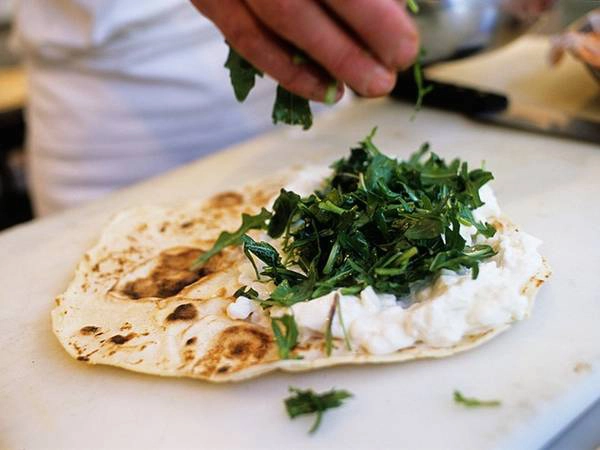 Cũng giống như panelle, piadina là một trong những món ăn chay của Italy, làm bằng bánh mì dẹt, dầu ô liu, muối và nước. Piadina có thể ăn không hoặc nhồi bất kỳ loại nhân nào bạn thích. Cũng giống như panelle, piadina là một trong những món ăn chay của Italy, làm bằng bánh mì dẹt, dầu ô liu, muối và nước. Piadina có thể ăn không hoặc nhồi bất kỳ loại nhân nào bạn thích.