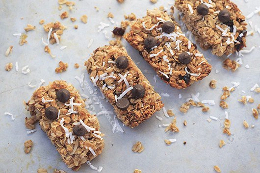 Các món ăn nhẹ ban đêm bạn nên dùng đó là một thanh Granola ít đường