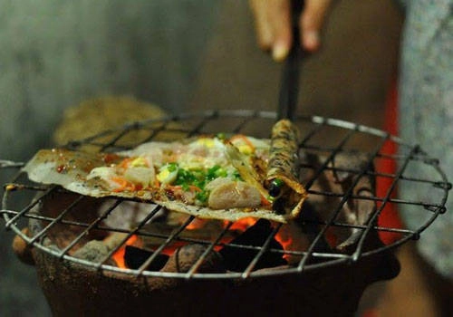 Cũng tùy vào lựa chọn của khách mà chủ quán sẽ có những biến tấu khác nhau, nhưng không thể thiếu được mắm ruốc. Ảnh: hivietnam Cũng tùy vào lựa chọn của khách mà chủ quán sẽ có những biến tấu khác nhau, nhưng không thể thiếu được mắm ruốc. Ảnh: hivietnam
