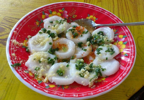 Những chiếc bánh trắng nõn nà, thơm mùi hành tỏi và bột tôm. Ảnh: Quậy Những chiếc bánh trắng nõn nà, thơm mùi hành tỏi và bột tôm. Ảnh: Quậy