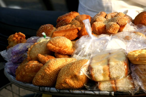 Bánh tiêu, bánh bò, bánh bông lan, bánh quai vạc là những món điểm tâm được bày bán nhiều nhất tại các con phố ở Sài Gòn. Giá trung bình mỗi chiếc bánh chỉ từ 3.000 đồng đến 5.000 đồng. Bánh tiêu, bánh bò, bánh bông lan, bánh quai vạc là những món điểm tâm được bày bán nhiều nhất tại các con phố ở Sài Gòn. Giá trung bình mỗi chiếc bánh chỉ từ 3.000 đồng đến 5.000 đồng.