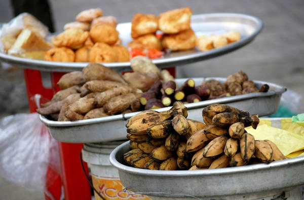 Chuối luộc và các loại khoai luộc được bán theo số lượng nhiều hay ít tùy người mua. Món điểm tâm bình dân này cũng khoảng 5.000 đồng. Chuối luộc và các loại khoai luộc được bán theo số lượng nhiều hay ít tùy người mua. Món điểm tâm bình dân này cũng khoảng 5.000 đồng.