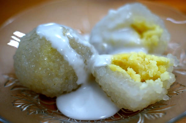 Bánh ít trần nước cốt dừa là món ăn vừa ngon vừa đủ no đến trưa. Đây là loại bánh có lớp vỏ bên ngoài làm bằng bột gạo pha bột năng, nhân đậu xanh giã nhuyễn. Bánh có vị ngọt và béo. Bánh ít trần nước cốt dừa là món ăn vừa ngon vừa đủ no đến trưa. Đây là loại bánh có lớp vỏ bên ngoài làm bằng bột gạo pha bột năng, nhân đậu xanh giã nhuyễn. Bánh có vị ngọt và béo.