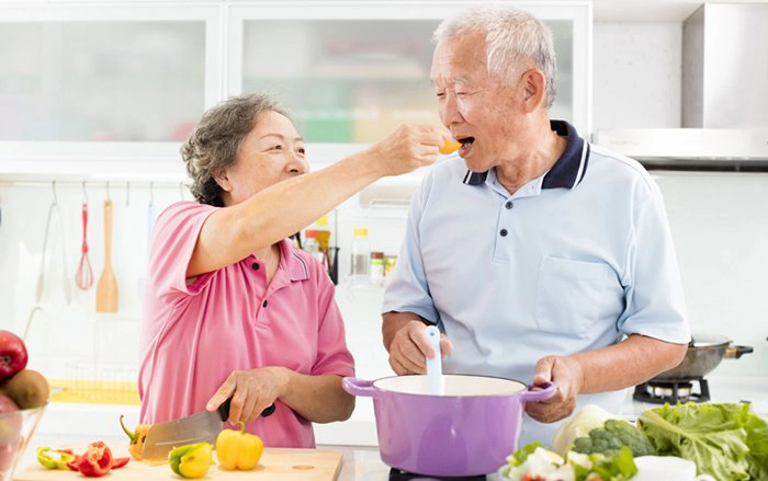 nguyên nhân bị phù chân ở người già