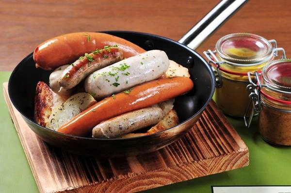 Người Thụy Điển ăn chân giò, còn người Đức thưởng thức thịt lợn nướng và xúc xích. Thịt lợn cũng là món thường gặp ở Italy và Mỹ bởi giàu chất béo, tượng trưng cho sự giàu có và thịnh vượng. Ảnh: Chopstixfix. Người Thụy Điển ăn chân giò, còn người Đức thưởng thức thịt lợn nướng và xúc xích. Thịt lợn cũng là món thường gặp ở Italy và Mỹ bởi giàu chất béo, tượng trưng cho sự giàu có và thịnh vượng. Ảnh: Chopstixfix.
