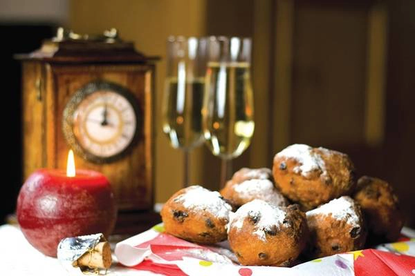 Ba Lan, Hungary và Hà Lan thường ăn bánh donut. Ngoài ra, Hà Lan còn có olie bollen, một loại bánh nướng hình tròn, với nhân táo, nho khô hoặc lý chua. Ảnh: Oliebollenzoetermeer. Ba Lan, Hungary và Hà Lan thường ăn bánh donut. Ngoài ra, Hà Lan còn có olie bollen, một loại bánh nướng hình tròn, với nhân táo, nho khô hoặc lý chua. Ảnh: Oliebollenzoetermeer.