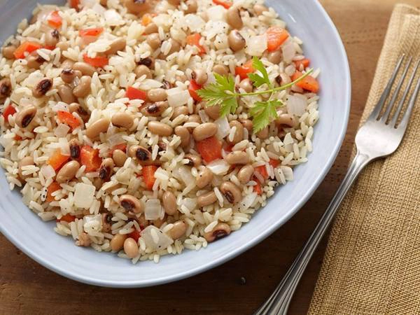 Ở miền Nam nước Mỹ, người dân thường ăn món Hoppin’ John làm từ đậu mắt đen hoặc đậu đũa. Truyền thống này có nguồn gốc từ thời Nội Chiến, khi thị trấn Vicksburg (Mississippi) cạn kiệt lương thực lúc bị tấn công. Các cư dân tìm được đậu mắt đen để sống sót, từ đó loại đậu này được coi là đem lại may mắn. Ảnh: Foodnetwork. Ở miền Nam nước Mỹ, người dân thường ăn món Hoppin’ John làm từ đậu mắt đen hoặc đậu đũa. Truyền thống này có nguồn gốc từ thời Nội Chiến, khi thị trấn Vicksburg (Mississippi) cạn kiệt lương thực lúc bị tấn công. Các cư dân tìm được đậu mắt đen để sống sót, từ đó loại đậu này được coi là đem lại may mắn. Ảnh: Foodnetwork.