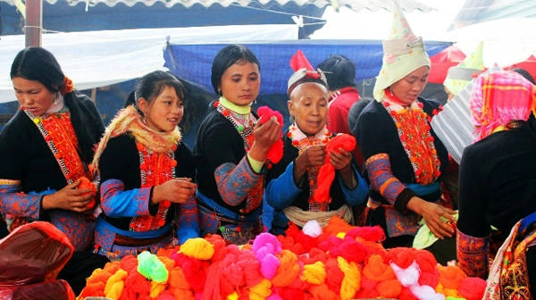 Bà con dân tộc thường tranh thủ mua kim, chỉ để thêu áo váy khi đến chợ phiên. Ảnh: Việt Hòa Bà con dân tộc thường tranh thủ mua kim, chỉ để thêu áo váy khi đến chợ phiên. Ảnh: Việt Hòa