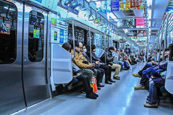 Bên trong một chuyến tàu điện ở Tokyo vào lúc 10:30 tối. Ảnh NickM