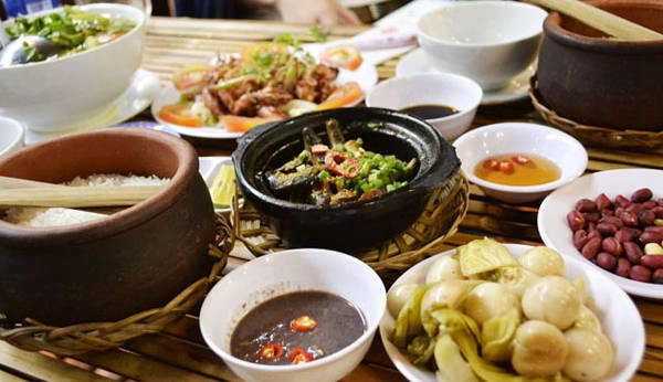 Cơm niêu, cơm đập là món ăn quen thuộc ở Đà Lạt. Cơm niêu, cơm đập là món ăn quen thuộc ở Đà Lạt.