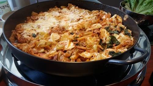 Một chảo gà xào bắp cải phô mai cho 2 – 3 người ăn có giá 300.000 đồng, tuy nhiên chắc chắn bạn sẽ cần thêm người “hỗ trợ” để ăn hết suất bé nhất này. Ảnh: Mr. Dakgalbi