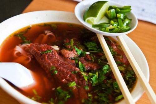 Điểm khác biệt với các món phở khác là màu nước vàng, những miếng thịt bò đượm vị sốt vang. Ảnh: hanoiplus Điểm khác biệt với các món phở khác là màu nước vàng, những miếng thịt bò đượm vị sốt vang. Ảnh: hanoiplus