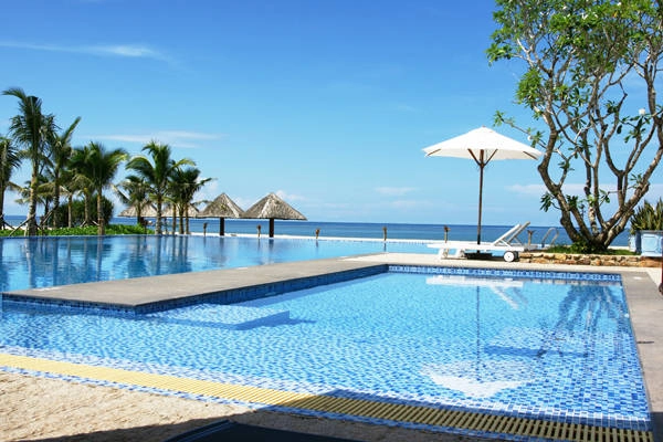 Eden Resort nổi bật trong không gian xanh rộng 18.000 m2 với phong cách kiến trúc Pháp rất lãng mạn. Eden Resort nổi bật trong không gian xanh rộng 18.000 m2 với phong cách kiến trúc Pháp rất lãng mạn.