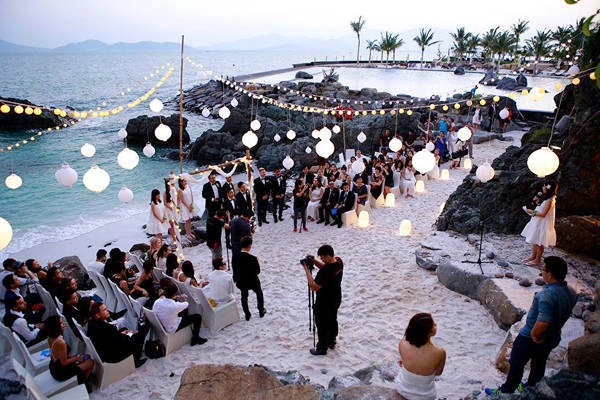 Khung cảnh đám cưới lãng mạn bên bờ biển. Khung cảnh đám cưới lãng mạn bên bờ biển.