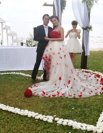 Vũ Thu Phương lên xe hoa về nhà chồng và tổ chức tiệc ở đây. Vũ Thu Phương lên xe hoa về nhà chồng và tổ chức tiệc ở đây.