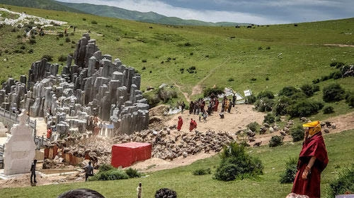 Thiên táng tại Học viện Phật giáo Larung Gar. ẢNh: Tibet Travel. Thiên táng tại Học viện Phật giáo Larung Gar. ẢNh: Tibet Travel.