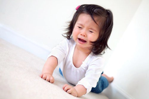 trẻ ngã