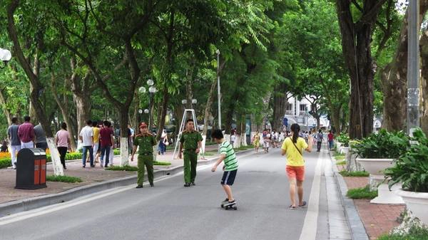 Trong suốt thời gian tổ chức phố đi bộ, lực lượng công an thường xuyên đi tuần để đảm bảo an ninh trật tự. Các điểm trông xe do đoàn thanh niên công an đảm nhiệm còn trống nhiều chỗ, trong khi buổi tối thường hết sớm. Phí gửi xe là 2.000 - 3.000 đồng (ngày) và 3.000 - 5.000 đồng (tối). Trong suốt thời gian tổ chức phố đi bộ, lực lượng công an thường xuyên đi tuần để đảm bảo an ninh trật tự. Các điểm trông xe do đoàn thanh niên công an đảm nhiệm còn trống nhiều chỗ, trong khi buổi tối thường hết sớm. Phí gửi xe là 2.000 - 3.000 đồng (ngày) và 3.000 - 5.000 đồng (tối).