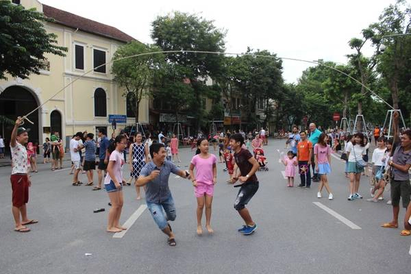 9h sáng, phố Đinh Tiên Hoàng vẫn khá thưa người đi bộ. Nhưng đến 9h30, nhóm My Hanoi tổ chức một số trò chơi dân gian như nhảy dây, kéo co, ô ăn quan… thu hút đông người tham gia. 9h sáng, phố Đinh Tiên Hoàng vẫn khá thưa người đi bộ. Nhưng đến 9h30, nhóm My Hanoi tổ chức một số trò chơi dân gian như nhảy dây, kéo co, ô ăn quan… thu hút đông người tham gia.