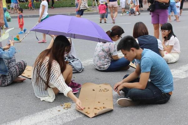 So với buổi tối, phố đi bộ ban ngày thoáng, rộng do vắng người hơn. Người đi bộ có nhiều không gian chơi, chạy, nhảy hoặc tham gia các trò chơi. So với buổi tối, phố đi bộ ban ngày thoáng, rộng do vắng người hơn. Người đi bộ có nhiều không gian chơi, chạy, nhảy hoặc tham gia các trò chơi.