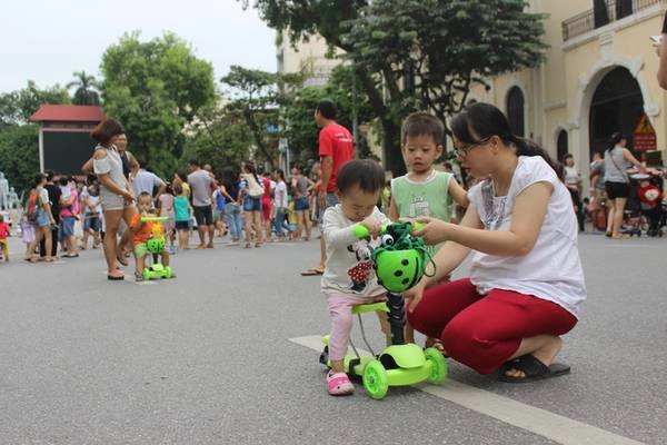 Nhiều phụ huynh đưa con ra tập xe đạp. Tại đây xuất hiện một số dịch vụ tự phát như cho thuê xe đạp, xe điện 2 bánh tự cân bằng. Theo lãnh đạo quận Hoàn Kiếm, để đảm bảo an ninh trật tự không gian đi bộ hồ Gươm, quận sẽ đưa ra quy định quản lý và chế tài xử phạt các trường hợp vi phạm. Nhiều phụ huynh đưa con ra tập xe đạp. Tại đây xuất hiện một số dịch vụ tự phát như cho thuê xe đạp, xe điện 2 bánh tự cân bằng. Theo lãnh đạo quận Hoàn Kiếm, để đảm bảo an ninh trật tự không gian đi bộ hồ Gươm, quận sẽ đưa ra quy định quản lý và chế tài xử phạt các trường hợp vi phạm.