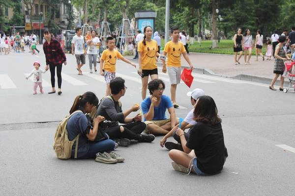Ngoài khu vực hồ Gươm và vùng phụ cận, các phố đi bộ Hàng Đào - Đồng Xuân và khu bảo tồn cấp 1 (gồm Hàng Buồm, Hàng Giầy, Lương Ngọc Quyến, Mã Mây, Đào Duy Từ, Tạ Hiện) không cấm ôtô, xe máy lưu thông vào ban ngày. Ngoài khu vực hồ Gươm và vùng phụ cận, các phố đi bộ Hàng Đào - Đồng Xuân và khu bảo tồn cấp 1 (gồm Hàng Buồm, Hàng Giầy, Lương Ngọc Quyến, Mã Mây, Đào Duy Từ, Tạ Hiện) không cấm ôtô, xe máy lưu thông vào ban ngày.