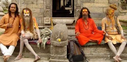 Tập tục kỳ lạ này là của người Aghori Babas sống ở Varanasi, Ấn Độ. Tập tục kỳ lạ này là của người Aghori Babas sống ở Varanasi, Ấn Độ.
