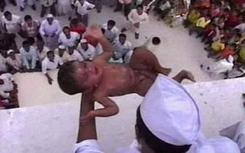 Nghi lễ kinh dị này được cả người Hindu lẫn người đạo Hồi thực hiện. Nghi lễ kinh dị này được cả người Hindu lẫn người đạo Hồi thực hiện.