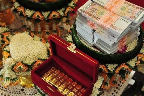 Theo truyền thống, trong đám cưới, gia đình cô dâu sẽ trao đồ trang sức bằng vàng làm của hồi môn, được gọi là Stree-dhan Theo truyền thống, trong đám cưới, gia đình cô dâu sẽ trao đồ trang sức bằng vàng làm của hồi môn, được gọi là Stree-dhan