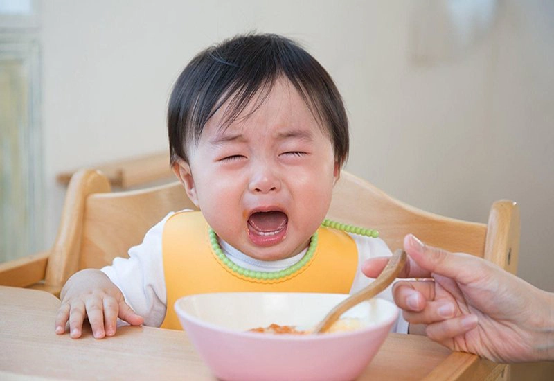 bé mọc răng không chịu ăn