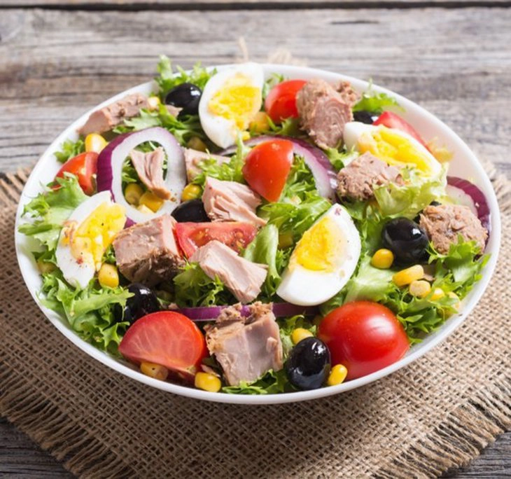 Salad cá ngừ ngâm dầu với trứng luộc