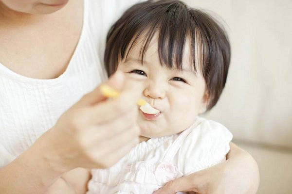 Trẻ ăn hay ngậm phải làm sao