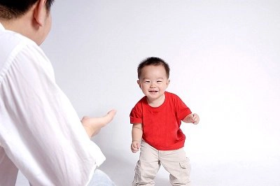 Trẻ tập đi