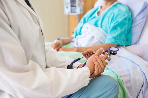 Người bệnh nên lắng nghe cách vệ sinh vùng kín sau phẫu thuật từ bác sĩ