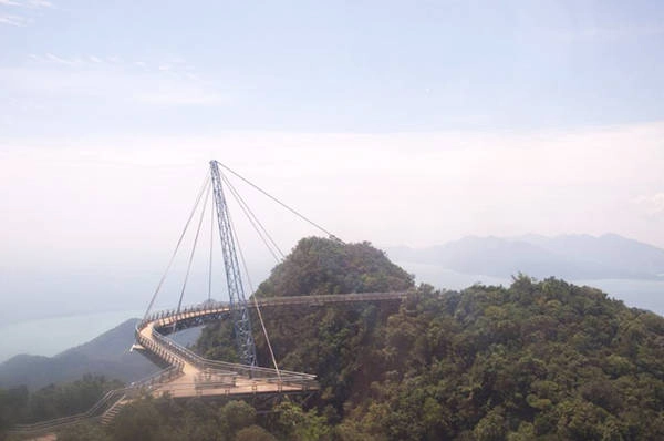Đi trên cầu dây thép Sky Bridge là một trải nghiệm thú vị Đi trên cầu dây thép Sky Bridge là một trải nghiệm thú vị