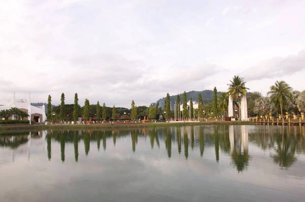 Từ Kuala Lumpur, bạn có thể đến Langkawi bằng máy bay, tàu cao tốc, xe buýt... Từ Kuala Lumpur, bạn có thể đến Langkawi bằng máy bay, tàu cao tốc, xe buýt...