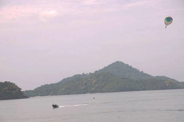 Chơi dù lượn trên bãi biển Cenang Chơi dù lượn trên bãi biển Cenang